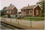 Bergslagernas Järnvägar, BJ, Trafikplats anlagd 1902. Envånings stationshus i trä. Bangården utökades 1920. Mekanisk växelförregling. Ställverksbyggnad invid stationshuset.