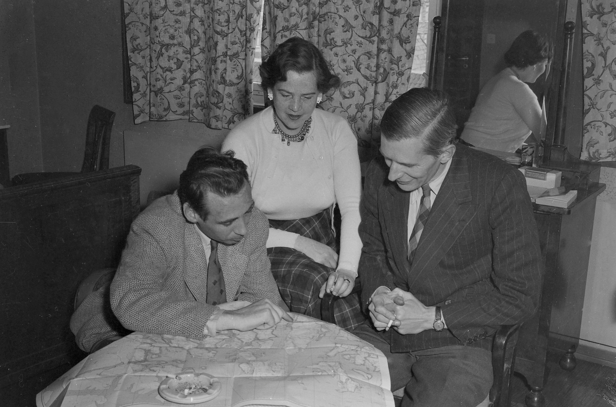 Jan Baalrud med sin hustru Jovelyn (Evie) Miller og forfatteren David Howarth