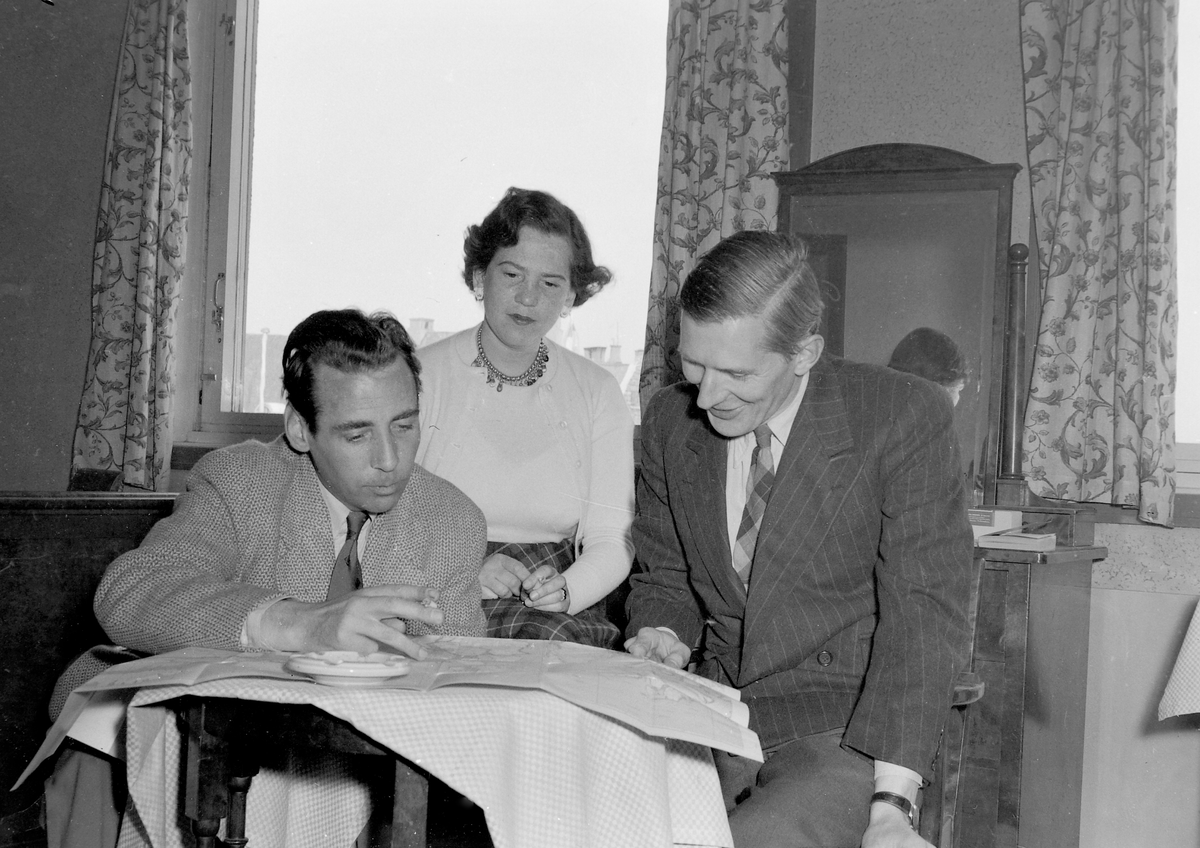 Jan Baalrud med sin hustru Jovelyn (Evie) Miller og forfatteren David Howarth