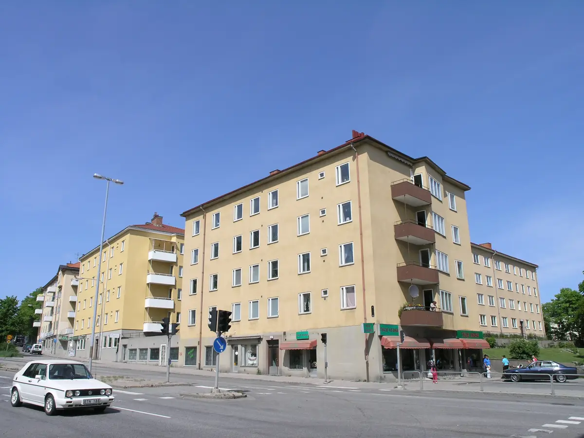 Kulturhistorisk analys och värdering av Södertälje stadskärna. 


Kvarteret Bromsen i Södertälje. Vid Oxbacksgatan; Torekällgatan och Bellevuegatan 1. Nybyggnadsår 1946. Arkitekt Birger Borgström samt Tore E:son Lindberg 


Kvarteret Bromsen ligger på en höjd; väl synligt vid den trafikerade Oxbacksleden.


 Byggnaderna i kvarteret Bromsen bör betraktas som en helhetsmiljö. De är uppförda i en enkel och saklig funktionalistisk stil; med väl avvägda proportioner och utvalda material. Byggnaderna har ett arkitektoniskt värde; med i flera fall bevarade byggnadsdetaljer som balkongfronter; fönster och portar. Till miljön hör också de planterade gårdarna mellan och kring husen. Kvarteret Bromsen har  ett samhällshistoriskt värde då det berättar om den stora utbyggnadsetappen under 1940-talet; kopplad till kraftig befolkningsökning och bostadsbrist.