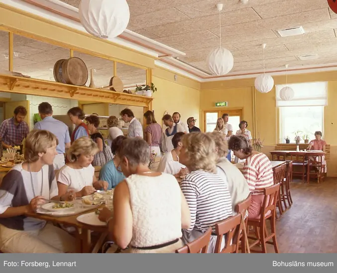 Enligt medföljande text: "Bohusläns museum hyllan, matsal (cafeét)".