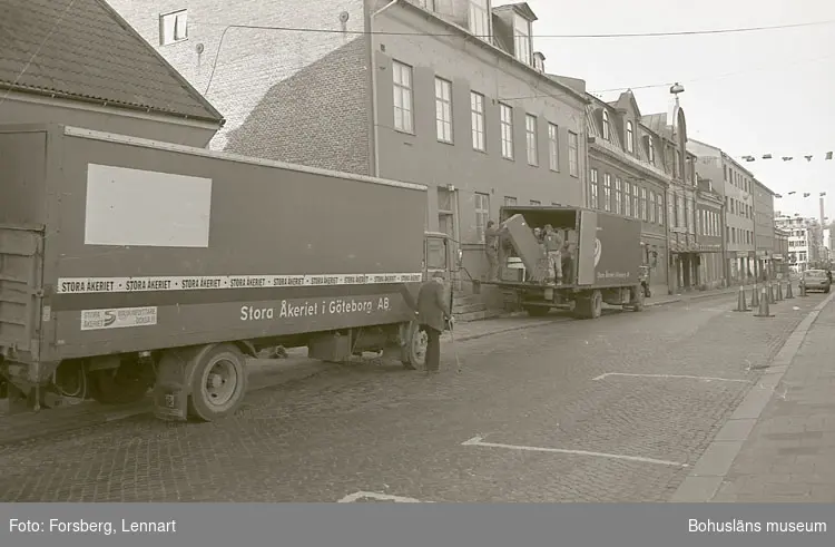 Enligt medföljande text: "Bohusläns museum 1981-1984. Flytt från gamla till nya museet".