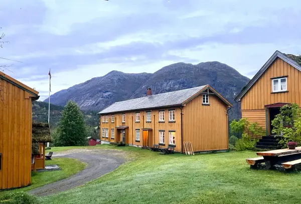 Stabbur og våningshus på Åsen bygdetun