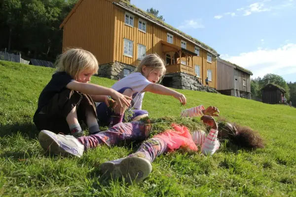 På Tingvoll museum er barna i sentrum som her på bildet