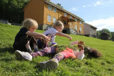 På Tingvoll museum er barna i sentrum som her på bildet