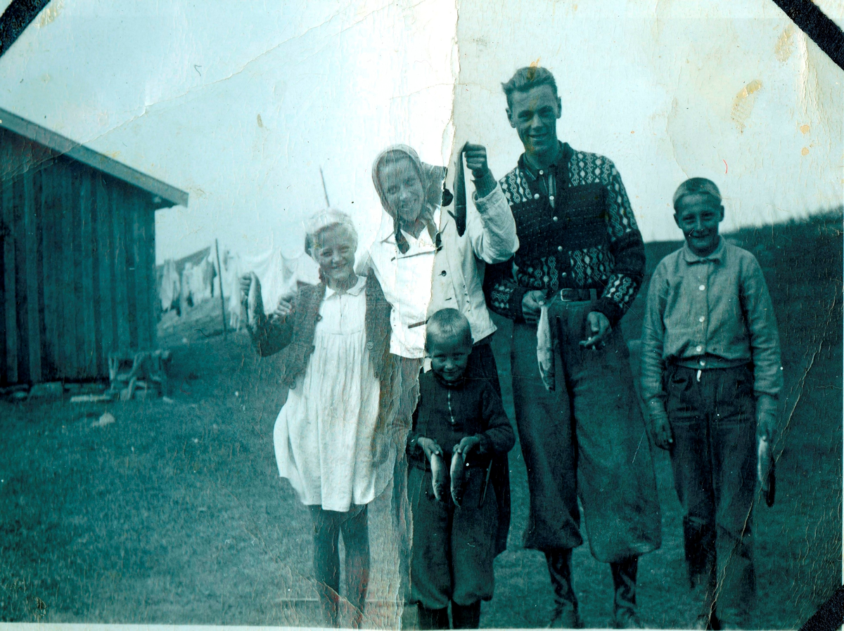 Frå h.framme Tore Juven, Ole Juven og  Ingeborg Juven
Bak står dei folka som leigde på stølen.