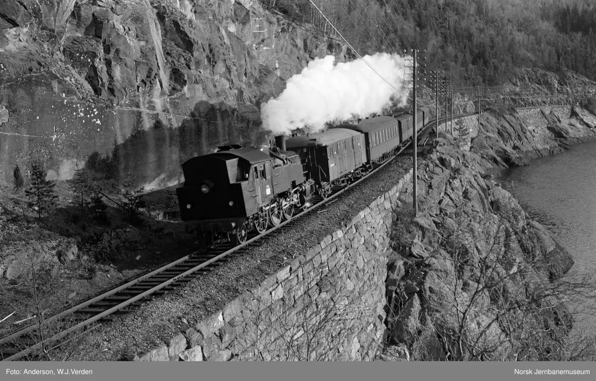 Damplokomotiv type 32c nr. 390 med lokaltog fra Trondheim mellom Hommelvik og Hell stasjoner