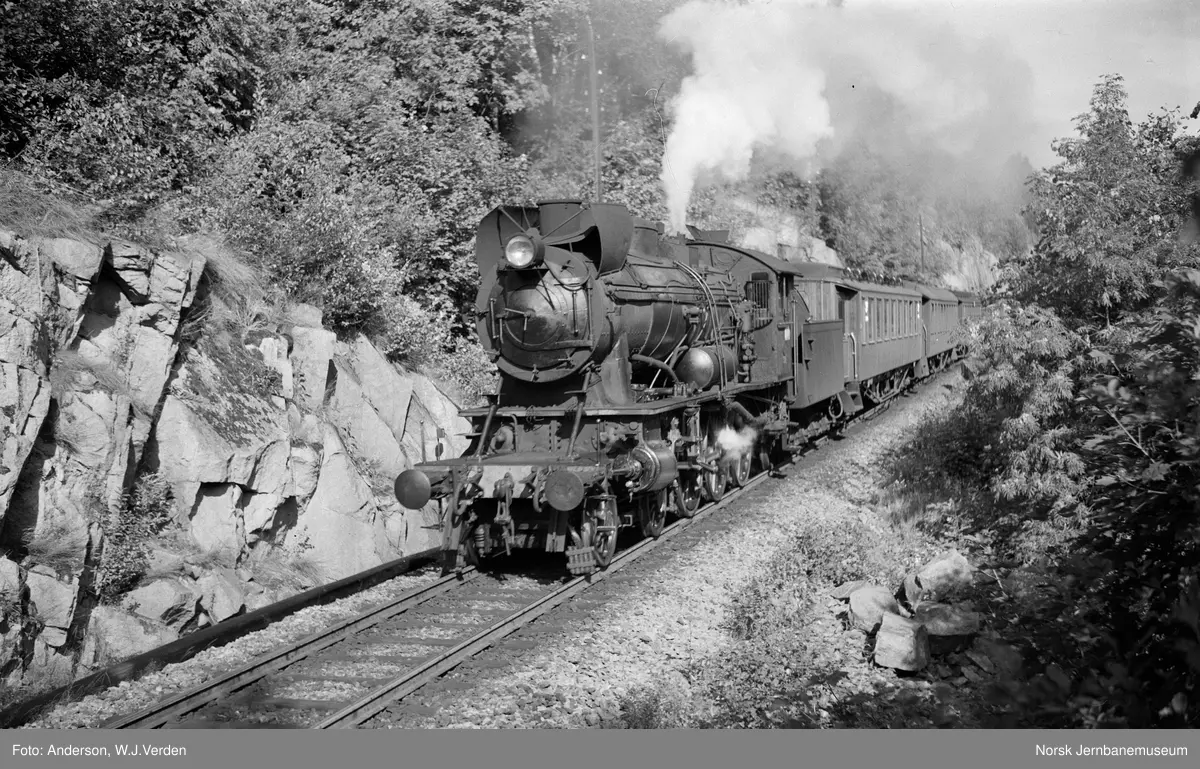 Damplokomotiv type 30a nr. 318 med persontog i Kobbervikdalen mellom Drammen og Skoger stasjoner