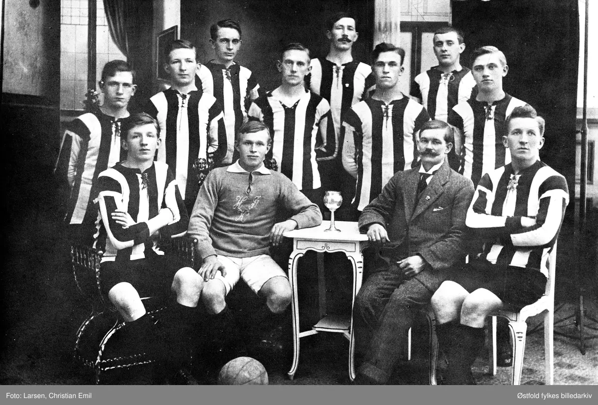 Sarpsborg Fotballklubb, fotografert i fotoatelier.