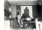 Lydia vid spinnrocken i köket, Hvilan 1920.