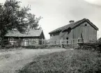 Stugan och boden från bygatan. Bod av timmer i skiftstolpar. Två bottnar, i den undre t.h. bod, t.v. brygghus, i den övre t.v. inredd kammare med öppen spis, pappersklätt, vitlimmat tredningstak med sparrar synliga, smårutade fönster. Trappa dit upp från brygghuset. Det andra rummet i övre bottnen är spannmålsbod med bingar. Ingångarna till huset ha halvdörrar. Bodbyggningen verkar mycket ålderdomlig.