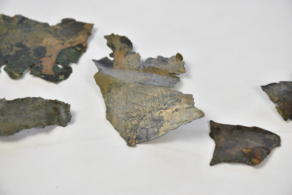 Sköldfragment, 44 st., med rester av ornamentik i form av vulster och bucklor.