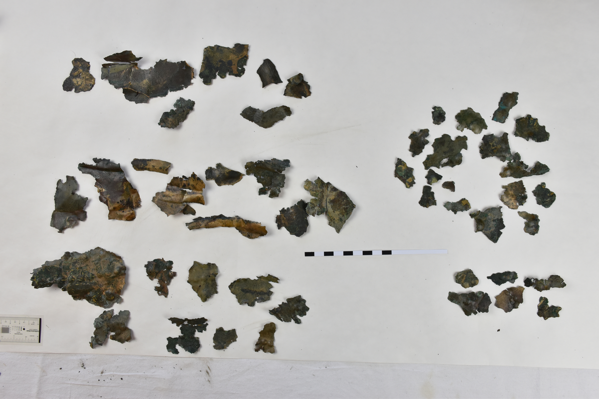 Sköldfragment, 44 st., med rester av ornamentik i form av vulster och bucklor.