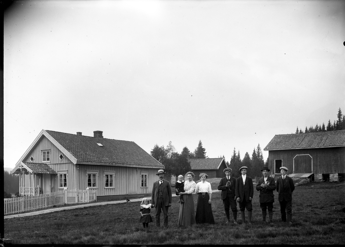 Gruppeportrett ved Damstua, Mykle. Mykledammen

Skogbestyrer Karolius Malerød (1878) med konen Helga (1888) og Karoline Malerød, bestyrerens søster. 

Deretter brødrene Martin Theodorsen (1894) og Jørgen Theodorsen (1897), Johannes Grorud (1891) og Anton Kjølnes.

Menne holder på hver sin kattunge 
Fotosamling etter fotograf og skogsarbeider Ole Romsdalen (f. 23.02.1893).