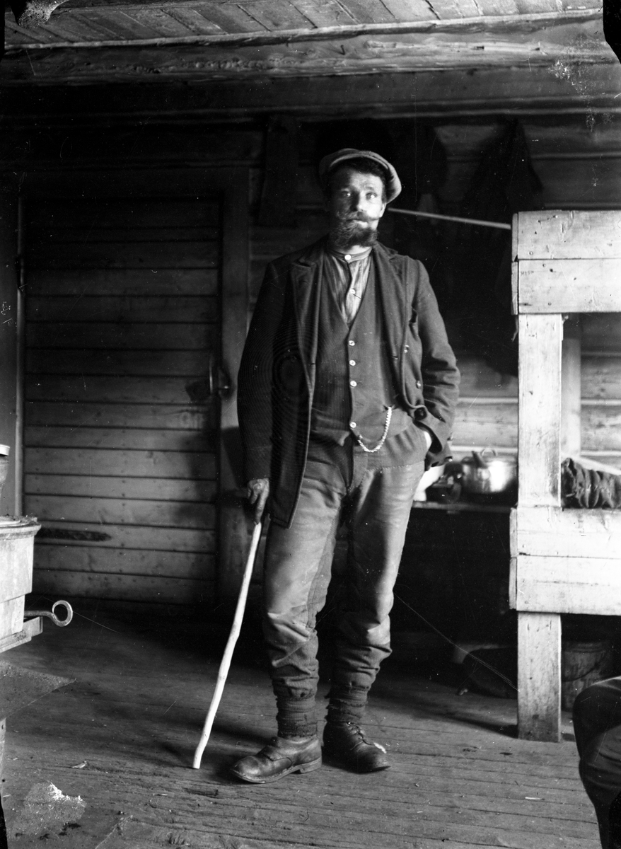 Portrett av Theodor Grorud i en av skogstuene.

Muligens samme mann som Theodor Olsen f. 1859, Hobøl. Bodde på Grorød i Slemdal i 1910

Fotosamling etter fotograf og skogsarbeider Ole Romsdalen (f. 23.02.1893).