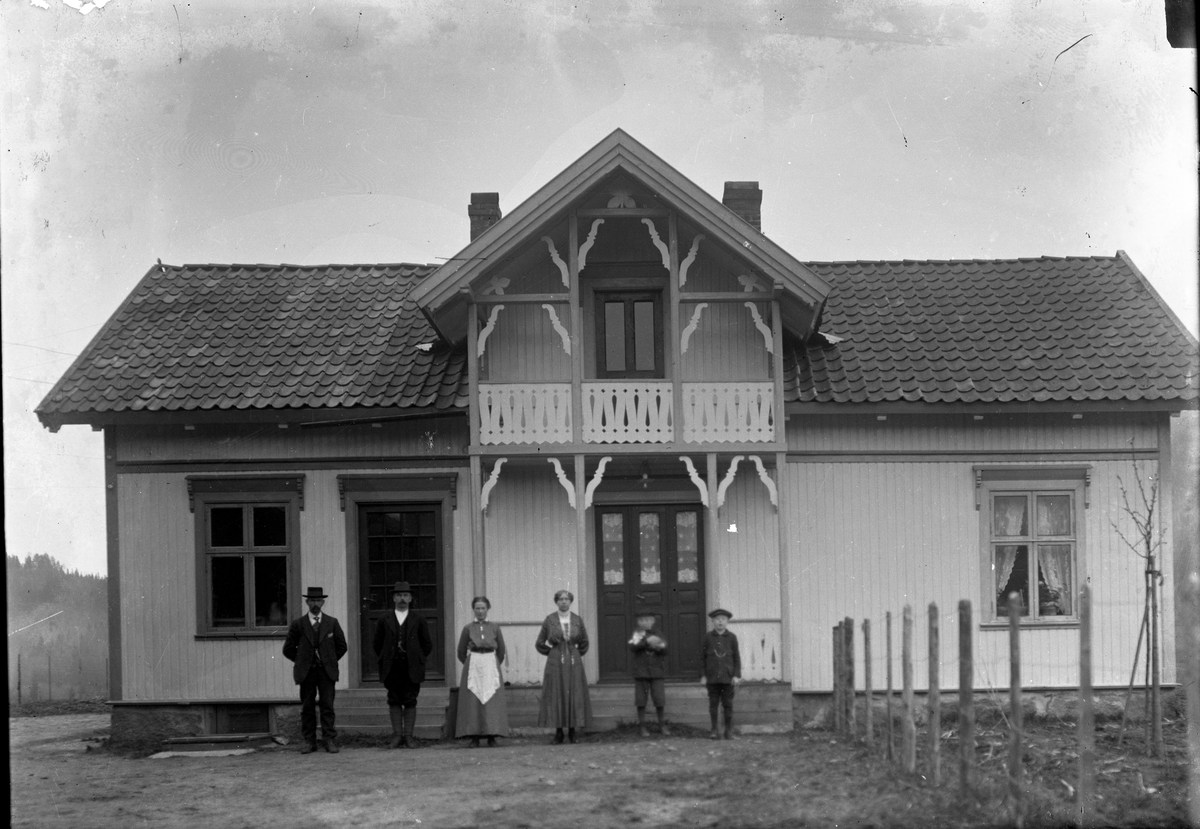 Gruppeportrett.

Fotosamling etter fotograf og skogsarbeider Ole Romsdalen (f. 23.02.1893).