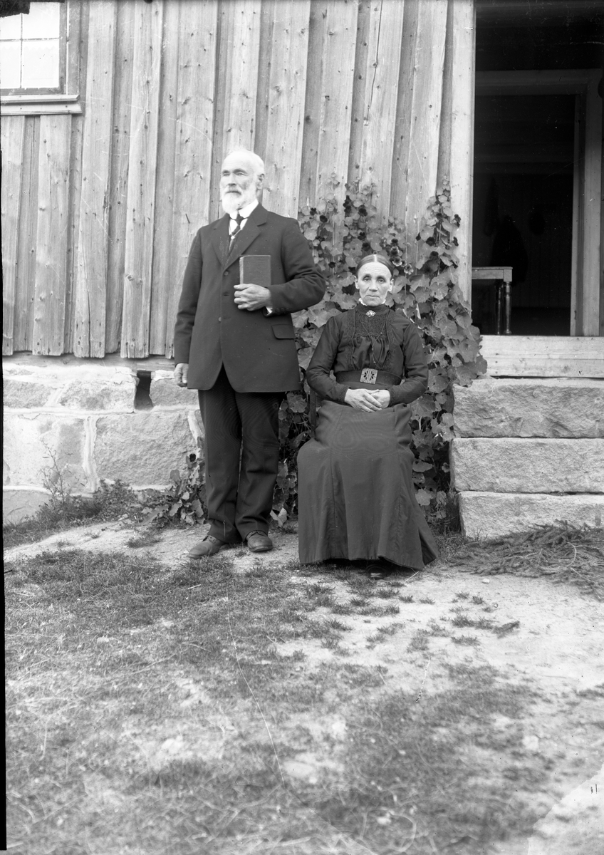 Portrett av ekteparet Isak og Martine Romsdalen. Isak holder bibelen.

Fotosamling etter fotograf og skogsarbeider Ole Romsdalen (f. 23.02.1893).