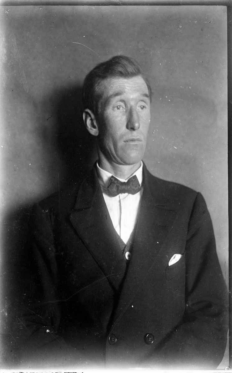 Portrett av mann.

Fotosamling etter fotograf og skogsarbeider Ole Romsdalen (f. 23.02.1893).