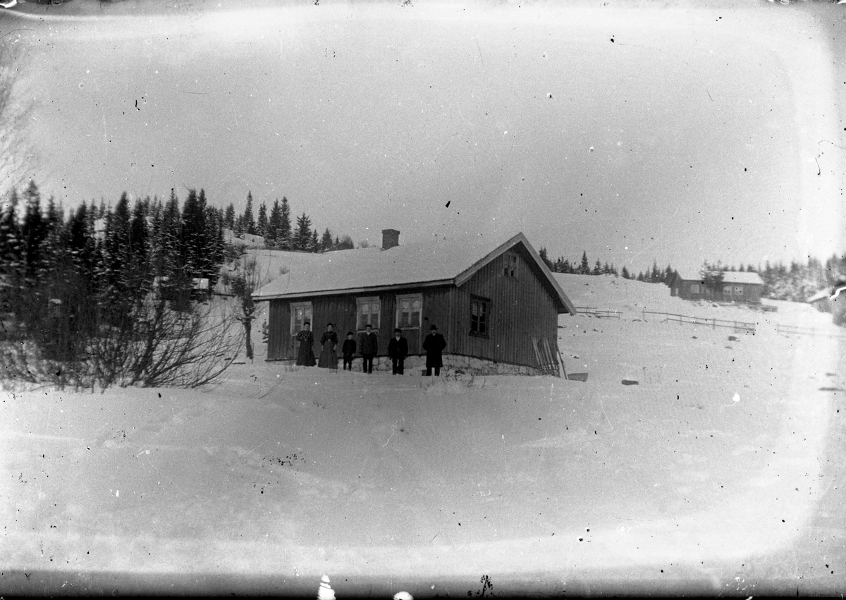 Portrett av gruppe foran gårdsbygning.

Fotosamling etter fotograf og skogsarbeider Ole Romsdalen (f. 23.02.1893).