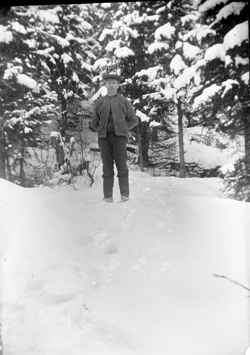 Portrett av mann i vinterkledd skog. Peder Romsdalen?

Fotosamling etter fotograf og skogsarbeider Ole Romsdalen (f. 23.02.1893).