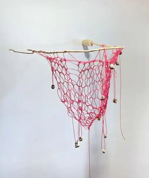 Kunstverk i rød tråd av Ane Vik Eines