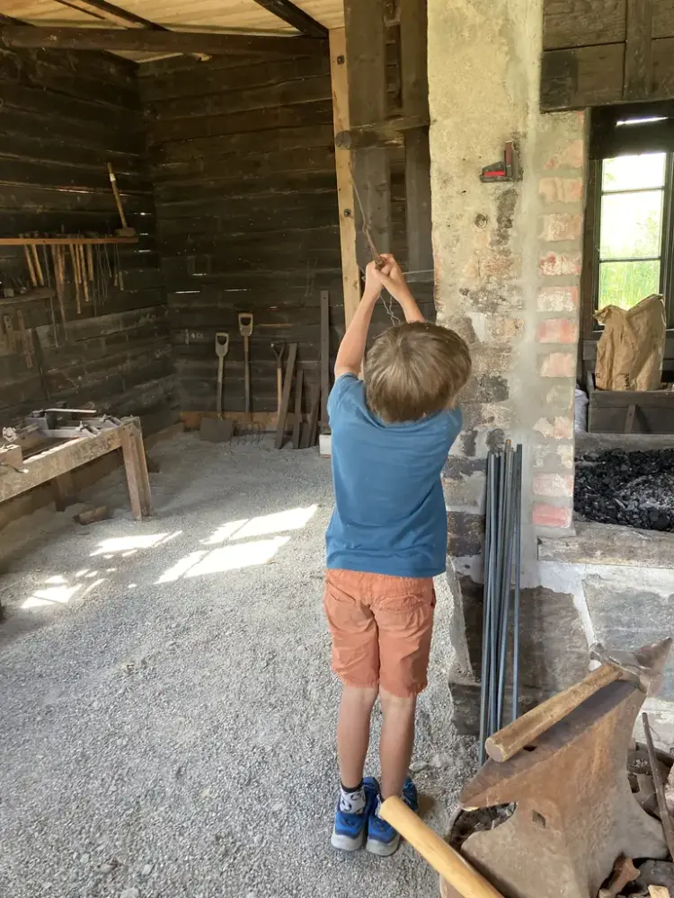 Ung gutt i Iversmia.