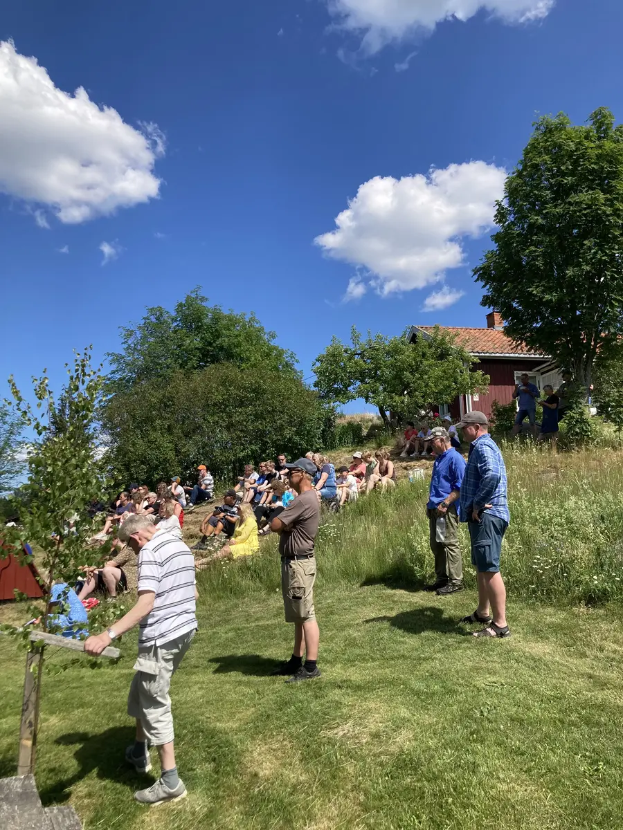 Mange museumsgjester på Almenninga under Grautdagen.