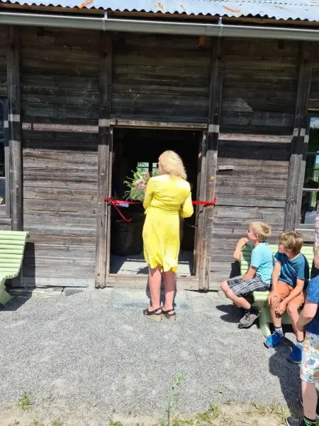 Ordfører Kamilla Thue klipper den røde snoren for å åpne Iversmia