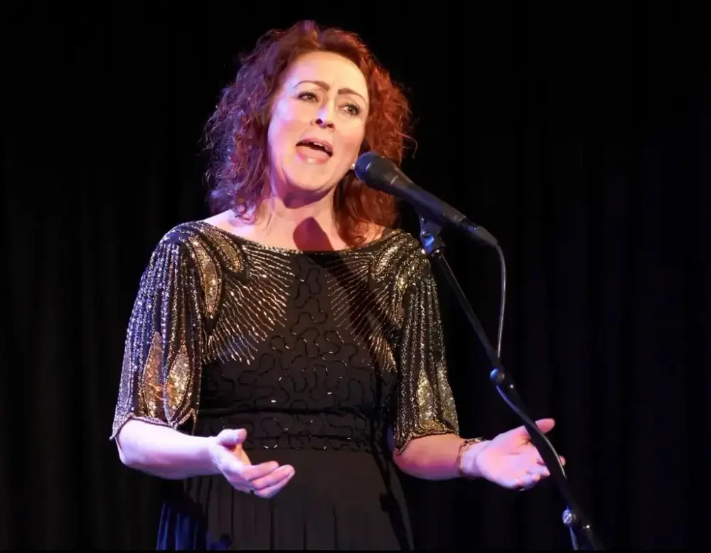 Sangerinne i kostyme med åpen munn