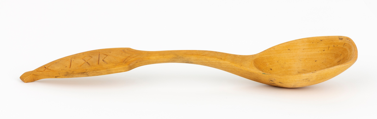 Sleiv fra kjøkkenet i skogvokterboligen fra Galten i Engerdal, som ble flyttet tilk Norsk Skogbruksmuseum i Elverum i 1966-1967. Dette er ingen masseprodusert gjenstand, men et husflidsprodukt. Sleiva ser ut til å være lagd av bjørkevirke. Den er 30,7 centimeter lang. Bladet er om lag 9,4 centimeter langt og 6,2 centimeter bredt. Ovenfor bladet er den fremre delen av skaftet konkav, og på det smaleste bare 1,1 centimeter bredt. Den øvre delen av skaftet er bredere - opptil 3,8 centimeter - og har en mer konveks form. På oversida av denne skaftdelen er det skåret ei ramme av linjer, som i hovedsak er trukket parallelt med ytterkantene. Inne i denne ramma er det skåret tre bokstaver fra det eldre germanske runealfabetet, tegn som sannsynligvis skal leses som mannsnavnet «TOR». På undersida av den samme skaftdelen er det skåret et symbol som ikke likner på noen av runene i det nevnte alfabetet. Dette tegnet ser snarere ut som en sammenstilling av bokstavene «FA» eller muligens «TA». Dette kan ha vært initialene til den som skar sleiva. I den ytre enden av sleiva er det en litt kantete «knopp». Sleiva er presist utformet, symmetrisk om lengdeaksen og har, bortsett fra de nevnte utskjæringene, glattpussete overflater.
