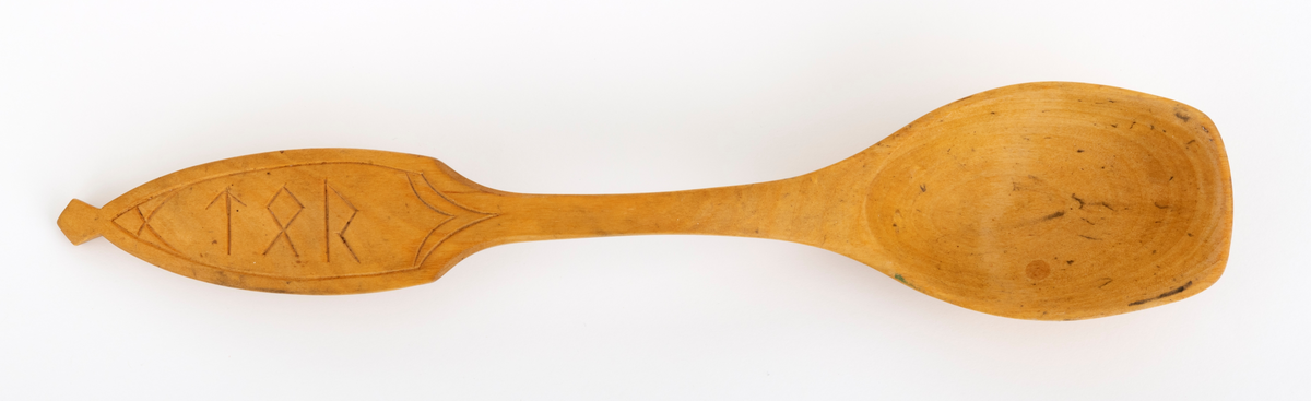Sleiv fra kjøkkenet i skogvokterboligen fra Galten i Engerdal, som ble flyttet tilk Norsk Skogbruksmuseum i Elverum i 1966-1967. Dette er ingen masseprodusert gjenstand, men et husflidsprodukt. Sleiva ser ut til å være lagd av bjørkevirke. Den er 30,7 centimeter lang. Bladet er om lag 9,4 centimeter langt og 6,2 centimeter bredt. Ovenfor bladet er den fremre delen av skaftet konkav, og på det smaleste bare 1,1 centimeter bredt. Den øvre delen av skaftet er bredere - opptil 3,8 centimeter - og har en mer konveks form. På oversida av denne skaftdelen er det skåret ei ramme av linjer, som i hovedsak er trukket parallelt med ytterkantene. Inne i denne ramma er det skåret tre bokstaver fra det eldre germanske runealfabetet, tegn som sannsynligvis skal leses som mannsnavnet «TOR». På undersida av den samme skaftdelen er det skåret et symbol som ikke likner på noen av runene i det nevnte alfabetet. Dette tegnet ser snarere ut som en sammenstilling av bokstavene «FA» eller muligens «TA». Dette kan ha vært initialene til den som skar sleiva. I den ytre enden av sleiva er det en litt kantete «knopp». Sleiva er presist utformet, symmetrisk om lengdeaksen og har, bortsett fra de nevnte utskjæringene, glattpussete overflater.