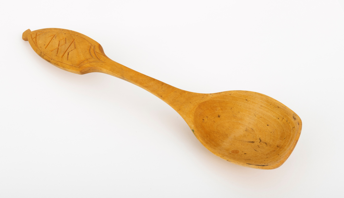 Sleiv fra kjøkkenet i skogvokterboligen fra Galten i Engerdal, som ble flyttet tilk Norsk Skogbruksmuseum i Elverum i 1966-1967. Dette er ingen masseprodusert gjenstand, men et husflidsprodukt. Sleiva ser ut til å være lagd av bjørkevirke. Den er 30,7 centimeter lang. Bladet er om lag 9,4 centimeter langt og 6,2 centimeter bredt. Ovenfor bladet er den fremre delen av skaftet konkav, og på det smaleste bare 1,1 centimeter bredt. Den øvre delen av skaftet er bredere - opptil 3,8 centimeter - og har en mer konveks form. På oversida av denne skaftdelen er det skåret ei ramme av linjer, som i hovedsak er trukket parallelt med ytterkantene. Inne i denne ramma er det skåret tre bokstaver fra det eldre germanske runealfabetet, tegn som sannsynligvis skal leses som mannsnavnet «TOR». På undersida av den samme skaftdelen er det skåret et symbol som ikke likner på noen av runene i det nevnte alfabetet. Dette tegnet ser snarere ut som en sammenstilling av bokstavene «FA» eller muligens «TA». Dette kan ha vært initialene til den som skar sleiva. I den ytre enden av sleiva er det en litt kantete «knopp». Sleiva er presist utformet, symmetrisk om lengdeaksen og har, bortsett fra de nevnte utskjæringene, glattpussete overflater.