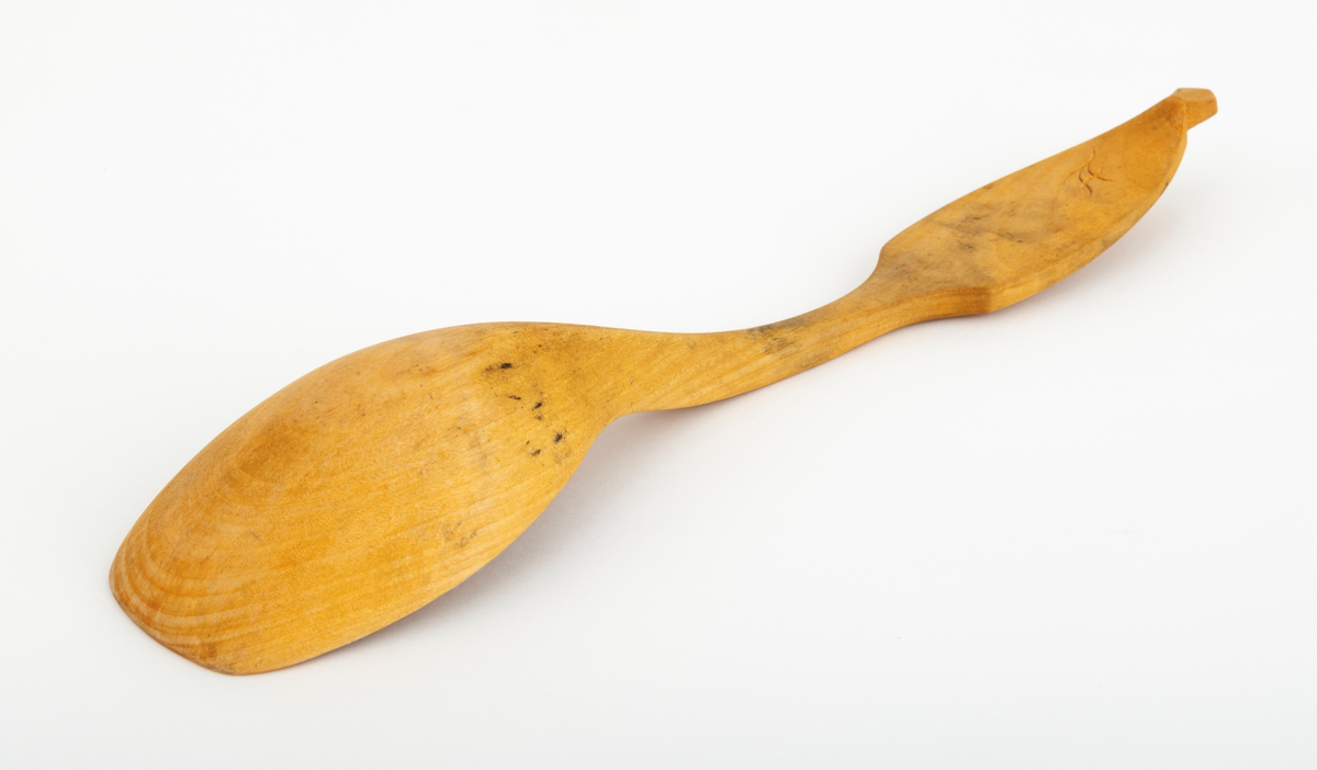 Sleiv fra kjøkkenet i skogvokterboligen fra Galten i Engerdal, som ble flyttet tilk Norsk Skogbruksmuseum i Elverum i 1966-1967. Dette er ingen masseprodusert gjenstand, men et husflidsprodukt. Sleiva ser ut til å være lagd av bjørkevirke. Den er 30,7 centimeter lang. Bladet er om lag 9,4 centimeter langt og 6,2 centimeter bredt. Ovenfor bladet er den fremre delen av skaftet konkav, og på det smaleste bare 1,1 centimeter bredt. Den øvre delen av skaftet er bredere - opptil 3,8 centimeter - og har en mer konveks form. På oversida av denne skaftdelen er det skåret ei ramme av linjer, som i hovedsak er trukket parallelt med ytterkantene. Inne i denne ramma er det skåret tre bokstaver fra det eldre germanske runealfabetet, tegn som sannsynligvis skal leses som mannsnavnet «TOR». På undersida av den samme skaftdelen er det skåret et symbol som ikke likner på noen av runene i det nevnte alfabetet. Dette tegnet ser snarere ut som en sammenstilling av bokstavene «FA» eller muligens «TA». Dette kan ha vært initialene til den som skar sleiva. I den ytre enden av sleiva er det en litt kantete «knopp». Sleiva er presist utformet, symmetrisk om lengdeaksen og har, bortsett fra de nevnte utskjæringene, glattpussete overflater.