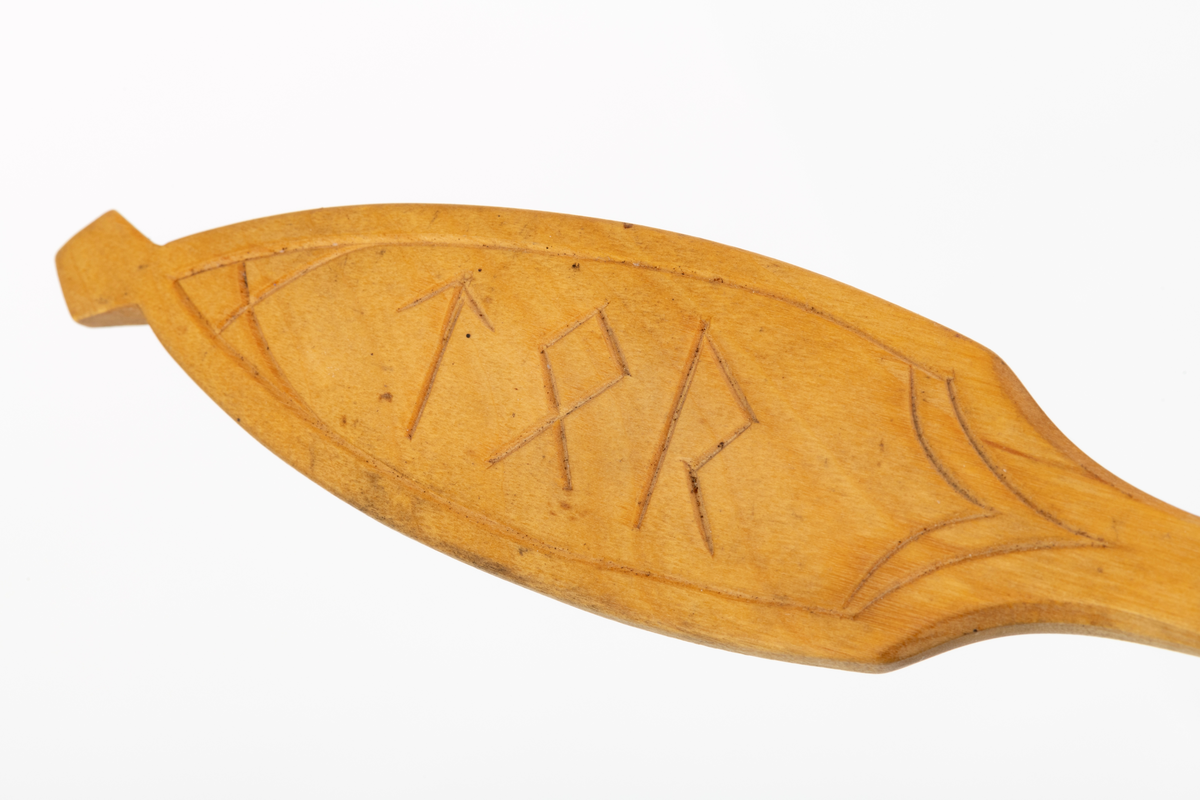 Sleiv fra kjøkkenet i skogvokterboligen fra Galten i Engerdal, som ble flyttet tilk Norsk Skogbruksmuseum i Elverum i 1966-1967. Dette er ingen masseprodusert gjenstand, men et husflidsprodukt. Sleiva ser ut til å være lagd av bjørkevirke. Den er 30,7 centimeter lang. Bladet er om lag 9,4 centimeter langt og 6,2 centimeter bredt. Ovenfor bladet er den fremre delen av skaftet konkav, og på det smaleste bare 1,1 centimeter bredt. Den øvre delen av skaftet er bredere - opptil 3,8 centimeter - og har en mer konveks form. På oversida av denne skaftdelen er det skåret ei ramme av linjer, som i hovedsak er trukket parallelt med ytterkantene. Inne i denne ramma er det skåret tre bokstaver fra det eldre germanske runealfabetet, tegn som sannsynligvis skal leses som mannsnavnet «TOR». På undersida av den samme skaftdelen er det skåret et symbol som ikke likner på noen av runene i det nevnte alfabetet. Dette tegnet ser snarere ut som en sammenstilling av bokstavene «FA» eller muligens «TA». Dette kan ha vært initialene til den som skar sleiva. I den ytre enden av sleiva er det en litt kantete «knopp». Sleiva er presist utformet, symmetrisk om lengdeaksen og har, bortsett fra de nevnte utskjæringene, glattpussete overflater.