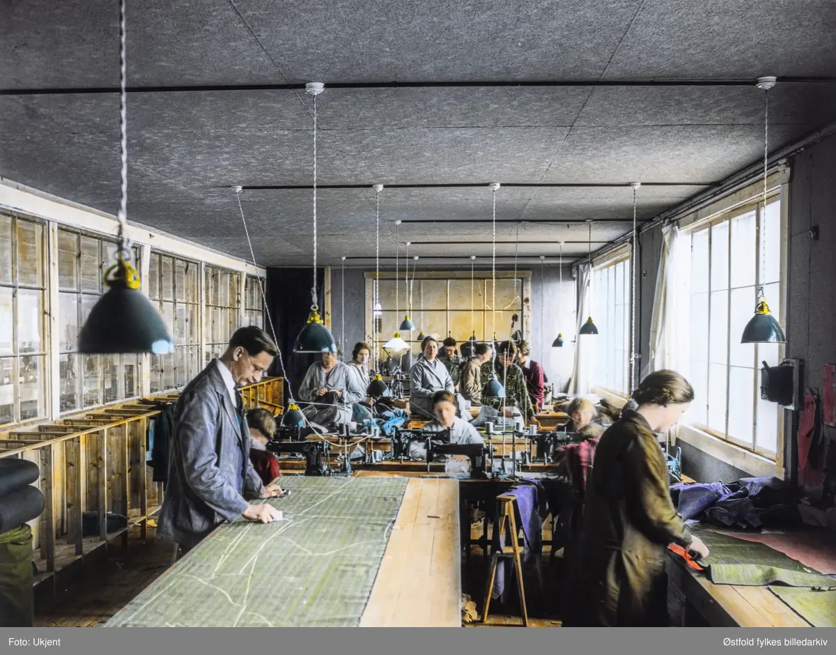 Interiør fra produksjonslokalene til firmaet Aug. P. Horn AS i Moss, produsent av arbeidsklær. Tegningsbord og klippebord.