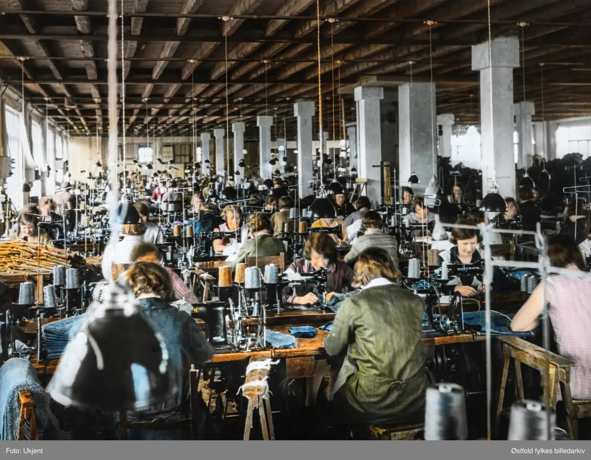 Interiør fra produksjonslokalene til firmaet Aug. P. Horn AS i Moss, produsent av arbeidsklær.