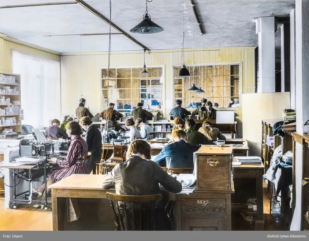 Interiør fra kontorlokalene til firmaet Aug. P. Horn AS i Moss, produsent av arbeidsklær.