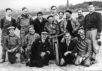 I april 1952 sände Falkarna över ett lag att träna i Bornemouth, England. Foto från banan i Matcham's Park, Övre raden Ingvar Andersson, Björn Davidsson, Sven Åke Johansson, redaktör Cyril Harte, Per Tage Svensson, Sven Falkeby, Anders Jönsson och lagledare Olle Enegborg. På cykeln mr Carder. Nedre raden Olle Andersson, Theodor Gustavsson, en sjukvårdare, banägaren Jack Crutcher och Ingemar Andersson.