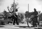 Scheelebacken 24/8 1947. Hans Henriksson, Stockholm MS. JAP 500 cc. Starter Olof Dahlberg, vice starter (på räcket) Nils Gustavsson.