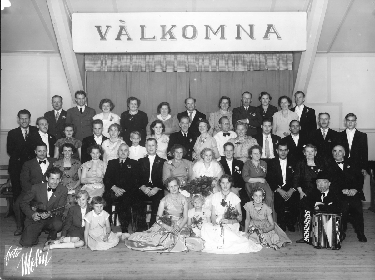 Gullvi och Larry Carlssons bröllop. Gifte sig i Asmundtorps kykra 20 juni 1953.