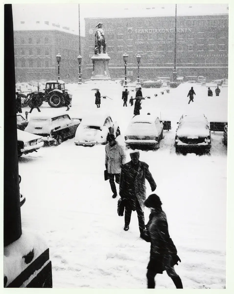" Vinter. Gustav Adolfs torg, Göteborg 1968 "

Snöyra, människor, snötäckta bilar och en traktor.
