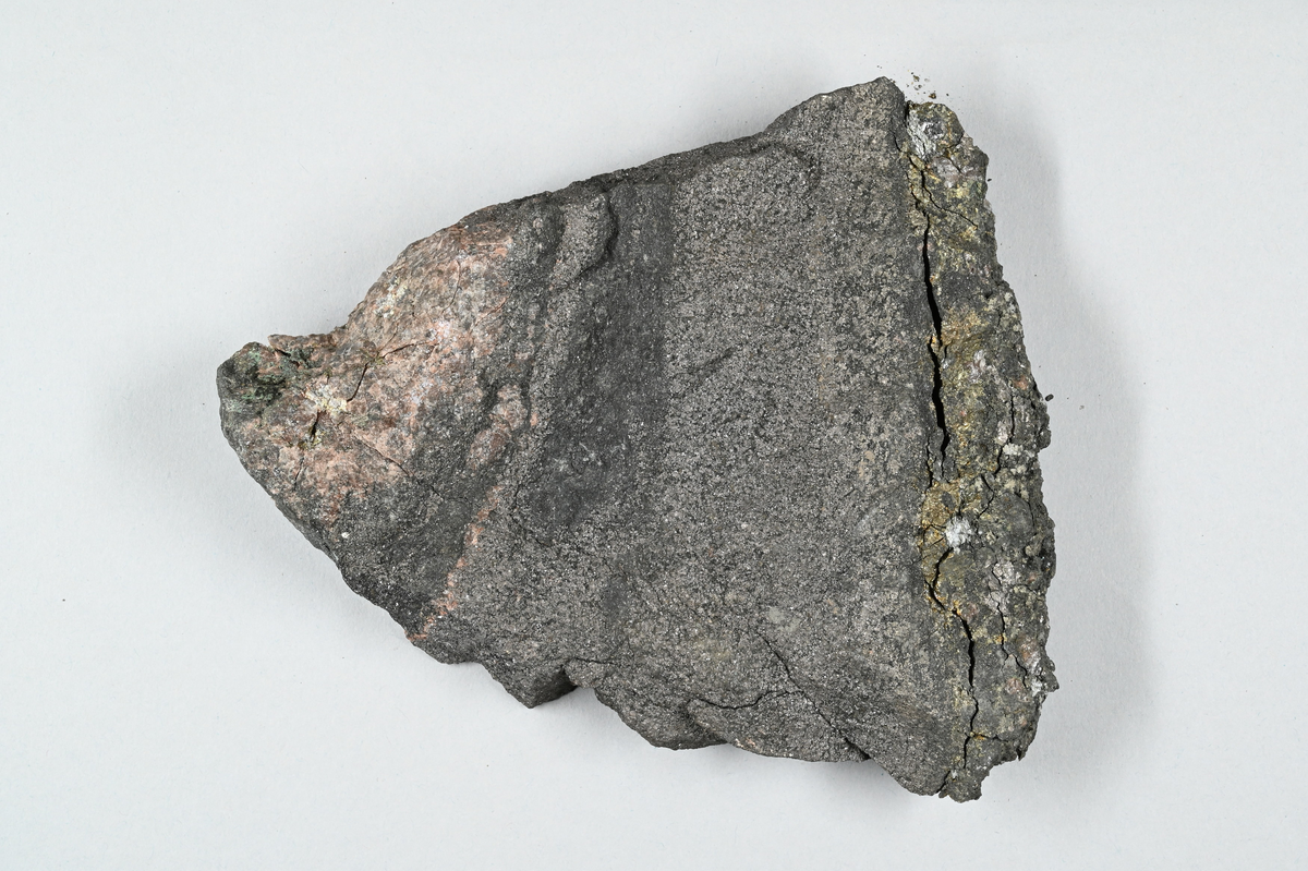 Malmprov, grå. Märkt med påklistrad lapp: "No. Gladhammar, f (?) Diamant-orten, 1887. s. k. ruskoboltmalm".