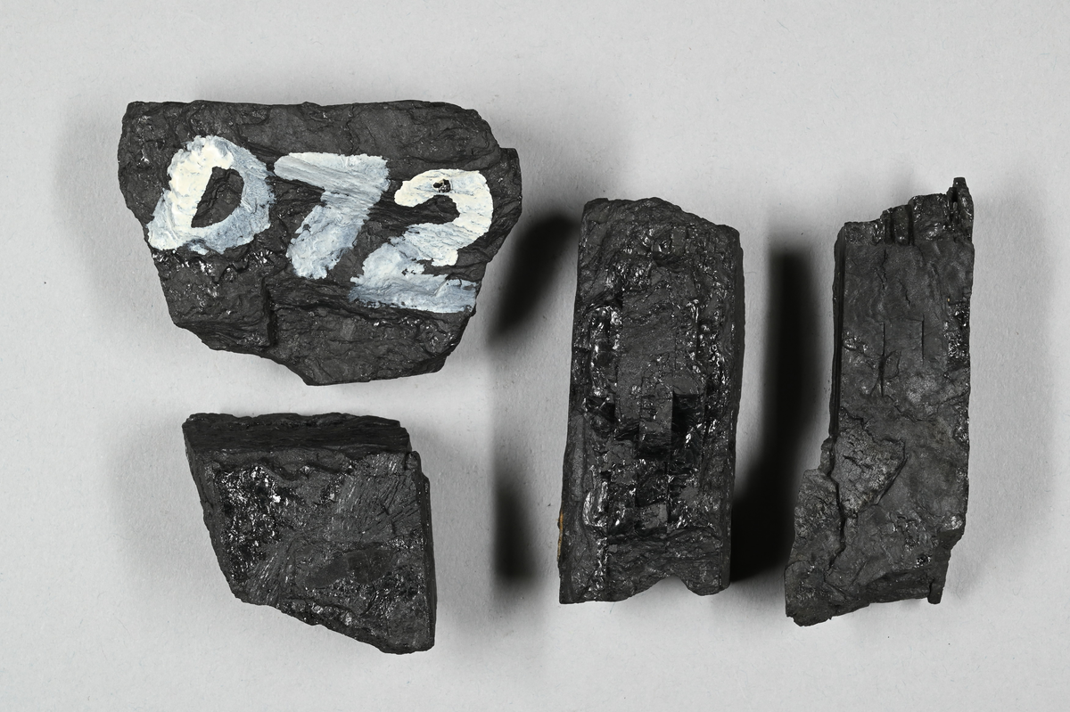 Fyra prover av stenkol, svarta. Märkning på ett av proven i vit färg: "D72". Tillhörande lapp med notering: "D72. Svagt sintrande stenkol, "Best South Yorkshire", C. G. Särnström. 1888".