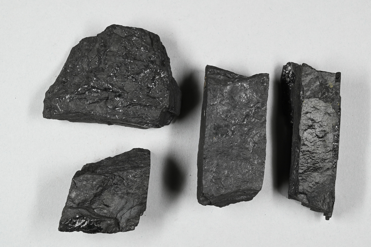 Fyra prover av stenkol, svarta. Märkning på ett av proven i vit färg: "D72". Tillhörande lapp med notering: "D72. Svagt sintrande stenkol, "Best South Yorkshire", C. G. Särnström. 1888".