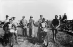 I baskern Edvard Adamsson, på cykel 1 Bill Harris, cykel 2 Sven Falkeby. 19/6 1949.