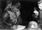 Falköpingsgrabben Lennart Eksell får här en autograf av Tommy Price från England. Bakom syns Bert Karlsson. 1951.