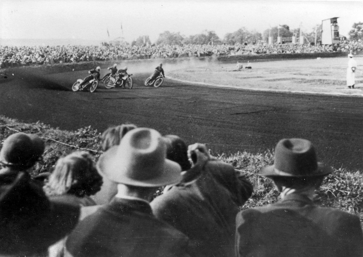 Landskamp Sverige-England 3/6 1951. Publikrekord 14.775 åskådare.