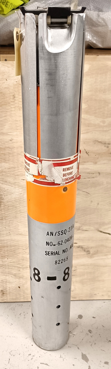 Sonarbøye AN/SSQ-23A
Sonarbøye for å finne ubåter og deres posisjon.
Sonarbøyen blir sluppet ut fra fly og daler ned i vannet i fallskjerm og senkes ned på angitt dybde. Ved kontakt med sjøvannet begynner bøyen å sende informasjon om hva den «hører». 
Denne sonarbøyen er PASSIV, og det betyr at den bare lytter etter ubåter og ikke selv sender ut et aktivt signal. 
Andre typer sonarbøyer kan sende ut signal for å aktivt søke etter ubåter, de betegnes da AKTIVE. 
Informasjonen bøyen får inn sendes via radiosignal tilbake til flyet eller fartøyer, som er innenfor rekkevidde og kan motta signalene.
Sonarbøyene kan også sende informasjon om temperaturer, hvaler og annet. 
Flyet, som slipper ut sonarbøyen, kan for eksempel være P3-C ORION. Luftforsvaret har frem til 2023 operert flere P3-C ORION.