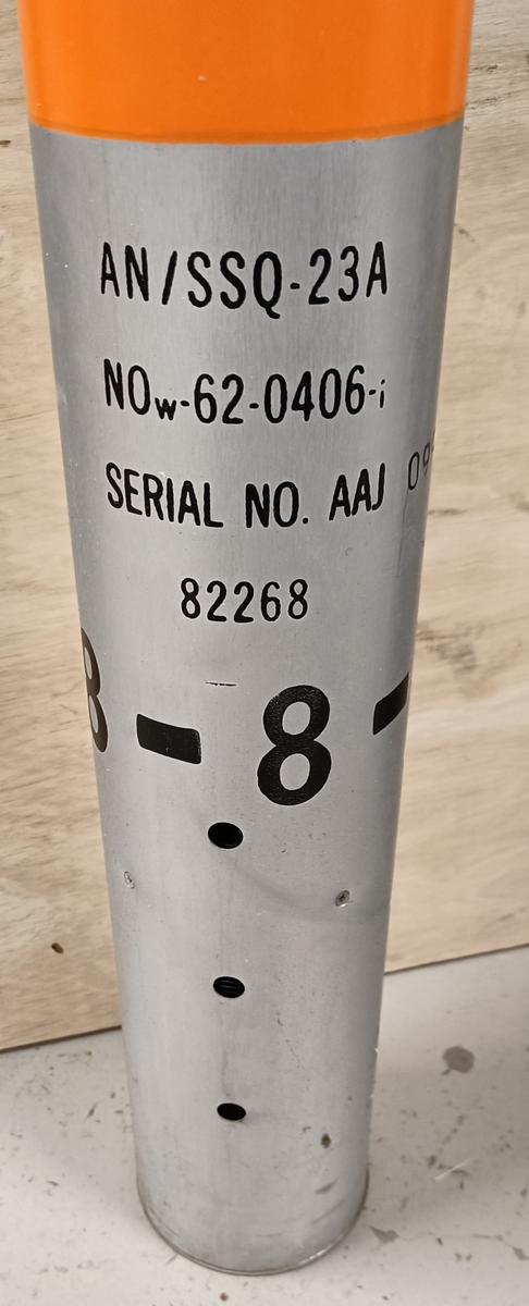 Sonarbøye AN/SSQ-23A
Sonarbøye for å finne ubåter og deres posisjon.
Sonarbøyen blir sluppet ut fra fly og daler ned i vannet i fallskjerm og senkes ned på angitt dybde. Ved kontakt med sjøvannet begynner bøyen å sende informasjon om hva den «hører». 
Denne sonarbøyen er PASSIV, og det betyr at den bare lytter etter ubåter og ikke selv sender ut et aktivt signal. 
Andre typer sonarbøyer kan sende ut signal for å aktivt søke etter ubåter, de betegnes da AKTIVE. 
Informasjonen bøyen får inn sendes via radiosignal tilbake til flyet eller fartøyer, som er innenfor rekkevidde og kan motta signalene.
Sonarbøyene kan også sende informasjon om temperaturer, hvaler og annet. 
Flyet, som slipper ut sonarbøyen, kan for eksempel være P3-C ORION. Luftforsvaret har frem til 2023 operert flere P3-C ORION.