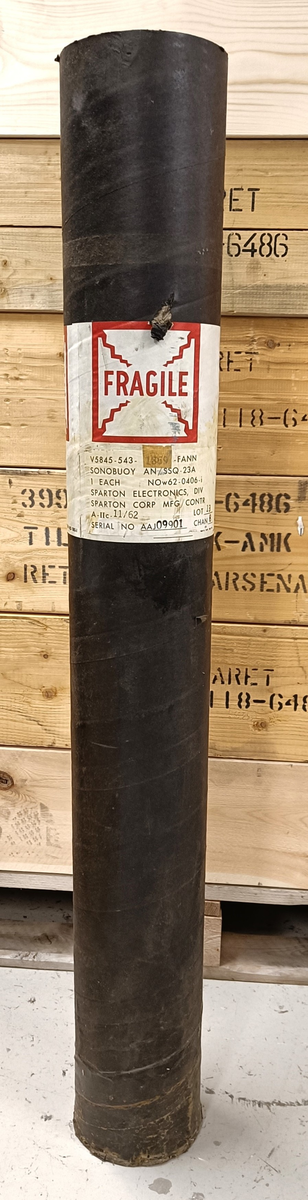 Sonarbøye AN/SSQ-23A
Sonarbøye for å finne ubåter og deres posisjon.
Sonarbøyen blir sluppet ut fra fly og daler ned i vannet i fallskjerm og senkes ned på angitt dybde. Ved kontakt med sjøvannet begynner bøyen å sende informasjon om hva den «hører». 
Denne sonarbøyen er PASSIV, og det betyr at den bare lytter etter ubåter og ikke selv sender ut et aktivt signal. 
Andre typer sonarbøyer kan sende ut signal for å aktivt søke etter ubåter, de betegnes da AKTIVE. 
Informasjonen bøyen får inn sendes via radiosignal tilbake til flyet eller fartøyer, som er innenfor rekkevidde og kan motta signalene.
Sonarbøyene kan også sende informasjon om temperaturer, hvaler og annet. 
Flyet, som slipper ut sonarbøyen, kan for eksempel være P3-C ORION. Luftforsvaret har frem til 2023 operert flere P3-C ORION.